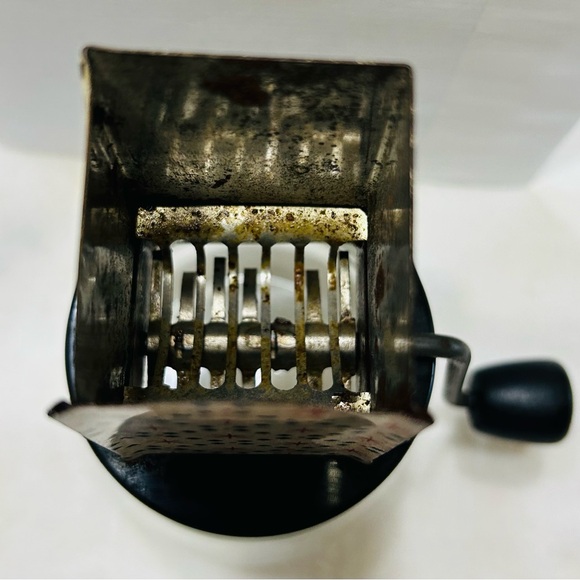 Vintage Androck nut grinder in great condition. Red starburst design.Made in USA - Picture 5 of 6